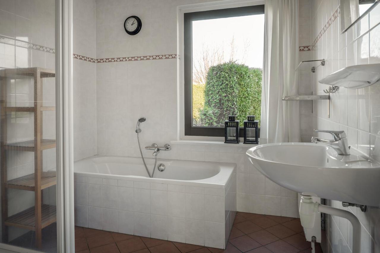 Vila Wellnesshuis Met Hottub, Ligbad En Grote Tuin Tzummarum Exteriér fotografie