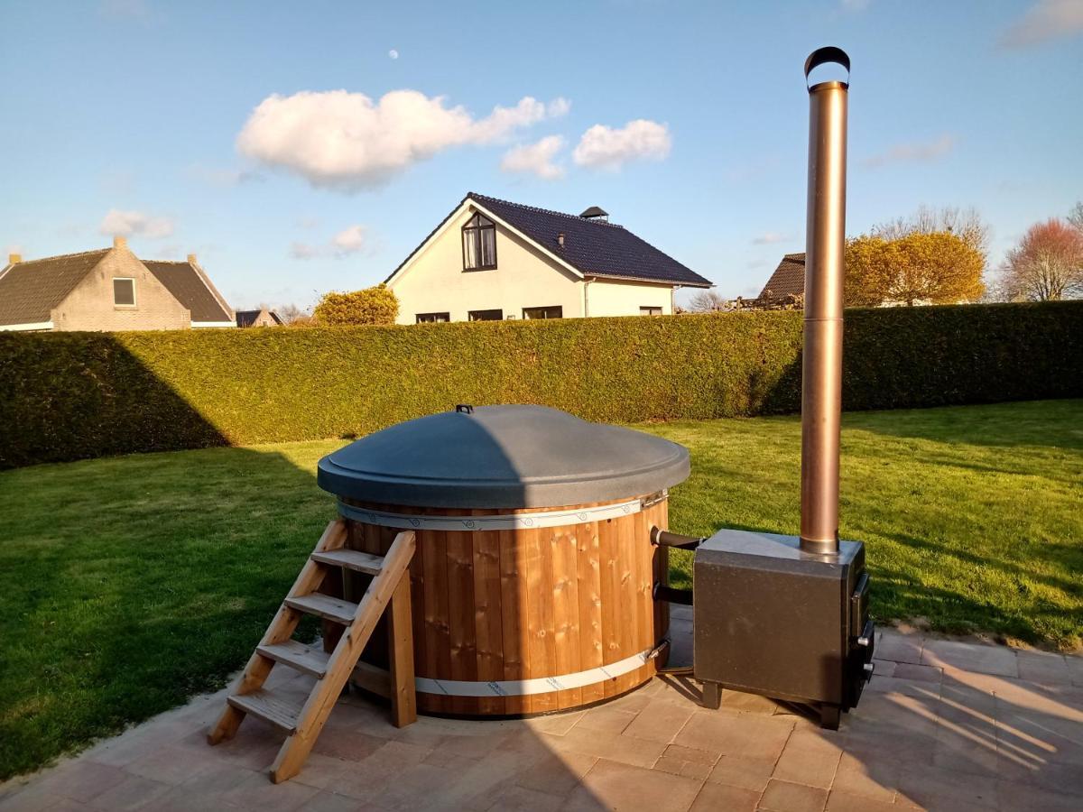Vila Wellnesshuis Met Hottub, Ligbad En Grote Tuin Tzummarum Exteriér fotografie