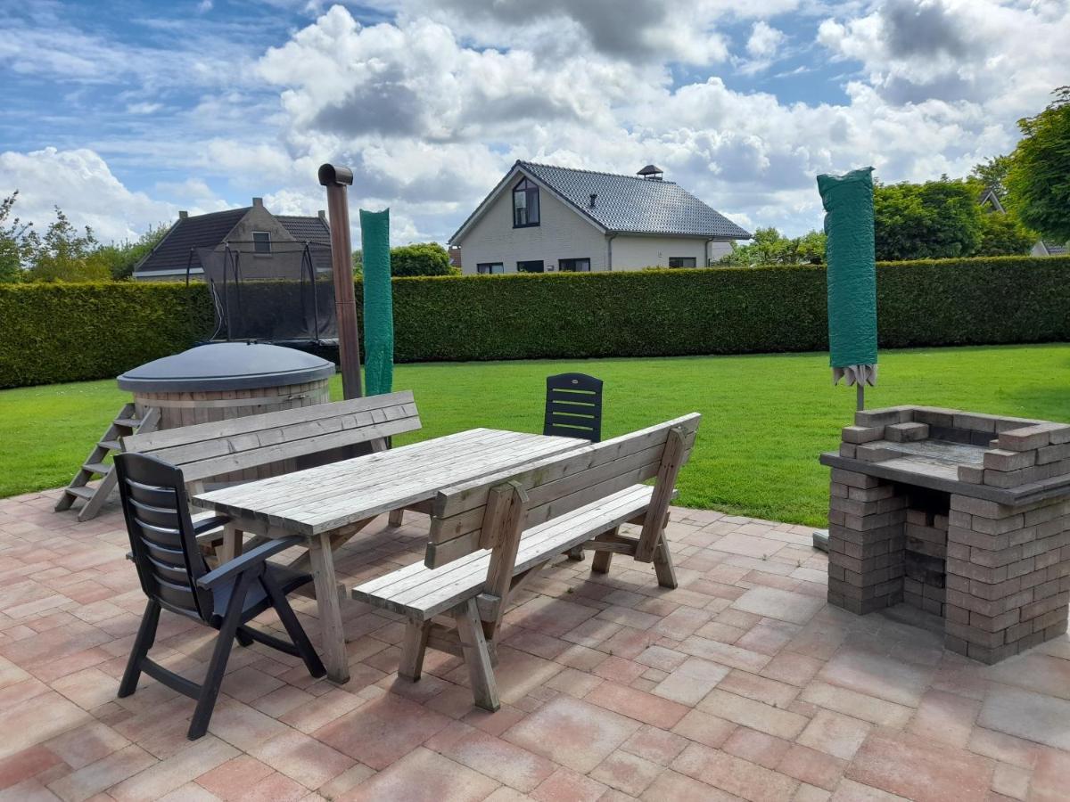 Vila Wellnesshuis Met Hottub, Ligbad En Grote Tuin Tzummarum Exteriér fotografie