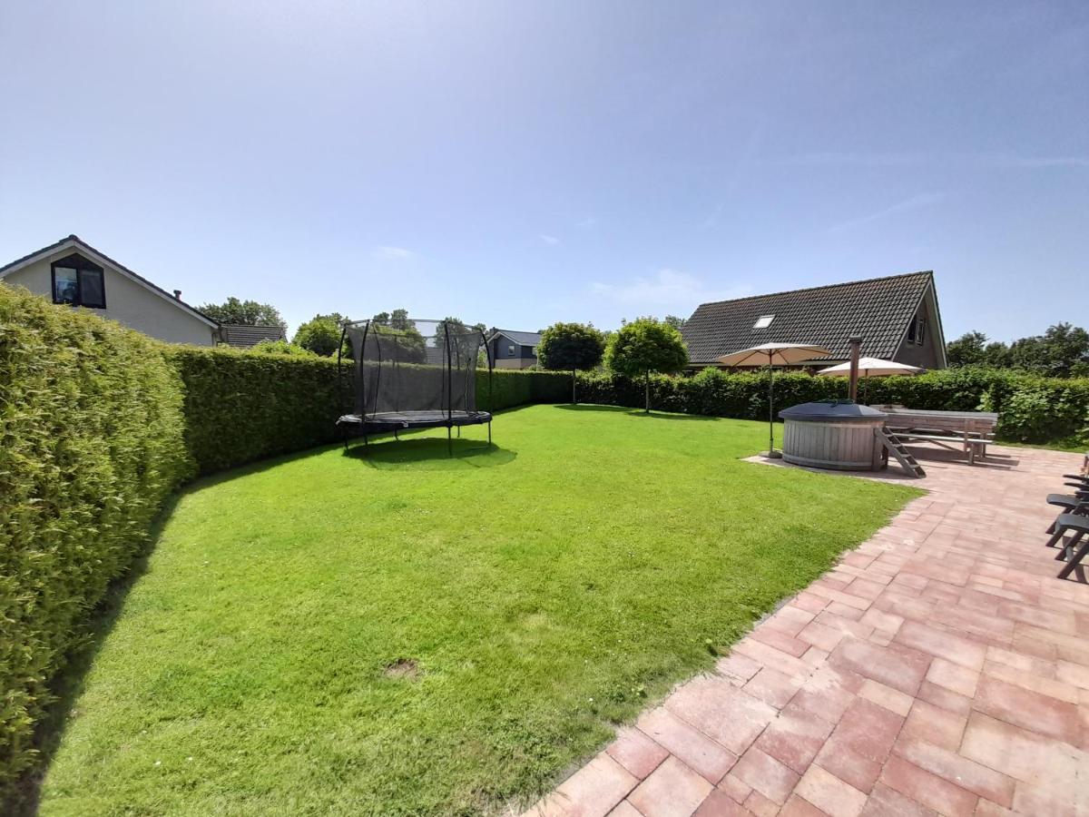 Vila Wellnesshuis Met Hottub, Ligbad En Grote Tuin Tzummarum Exteriér fotografie