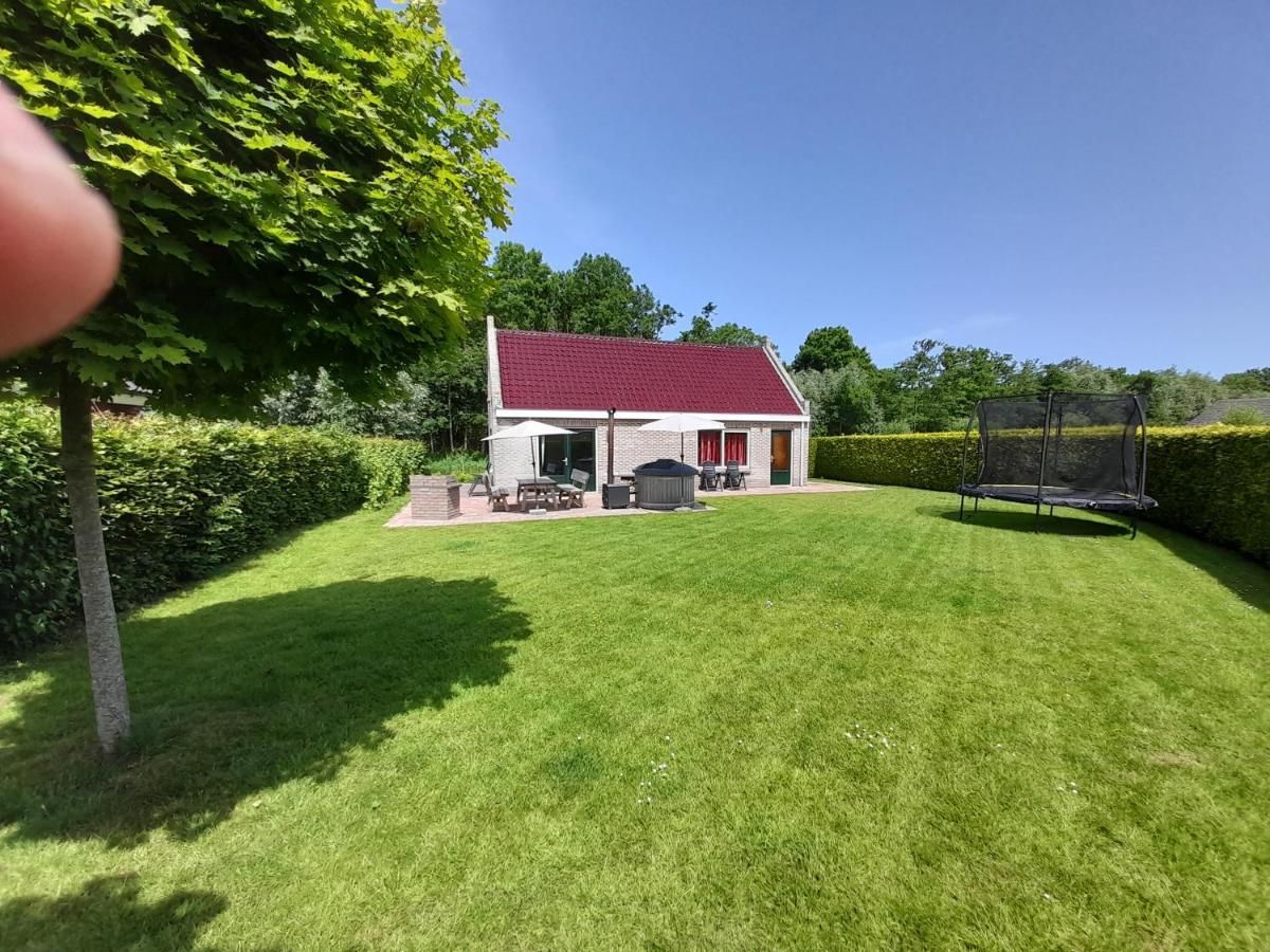 Vila Wellnesshuis Met Hottub, Ligbad En Grote Tuin Tzummarum Exteriér fotografie